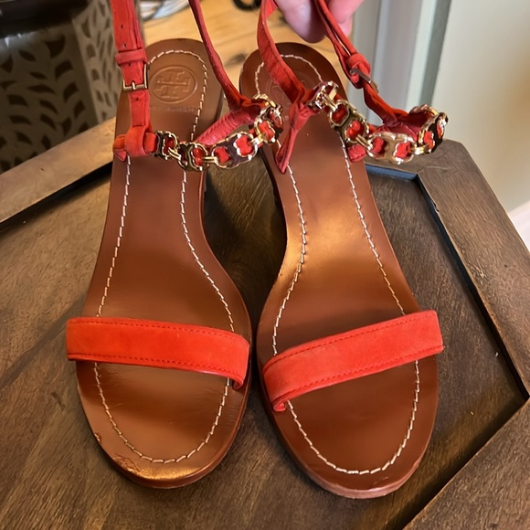 🛑 1 hour sale. Tory Burch, Orange Sandals with Chain Detail, 6.5. Worn once. - Picture 2 of 12